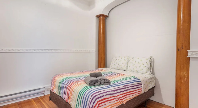 Кровать в общем номере с 6 комнатами Beautiful 6BR Apt Near Olympic Stadium