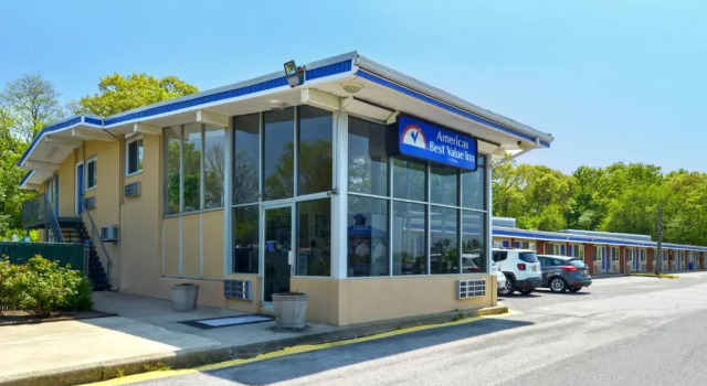 Четырёхместный номер Standard Americas Best Value Inn Smithtown Long Island