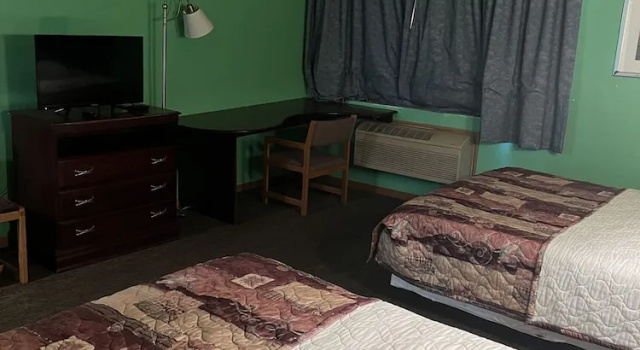 Четырёхместный номер Standard Town & Country Motel