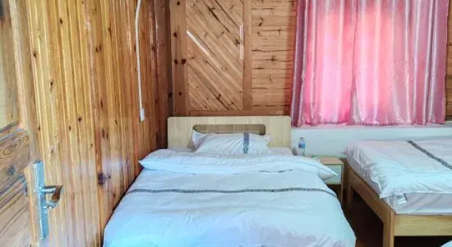Кровать в общем номере (мужской номер) Shangri-La Zouma Homestay