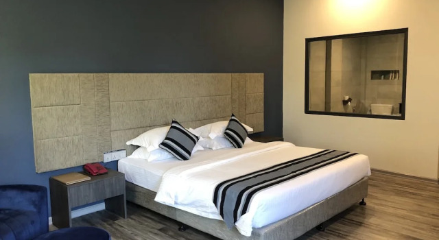 Двухместный номер Deluxe с балконом Kanbawza Hinthar Hotel