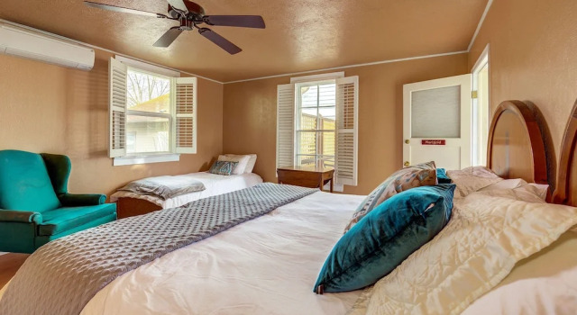 Люкс Luxury с балконом Carlisle Garden Suites