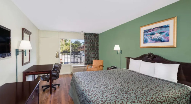 Двухместный номер с видом на бассейн Travelodge by Wyndham Fort Myers Cape Coral