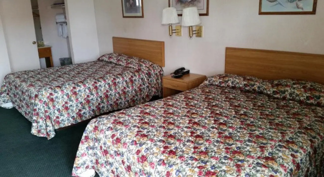 Четырёхместный номер Standard Economy Inn Motel
