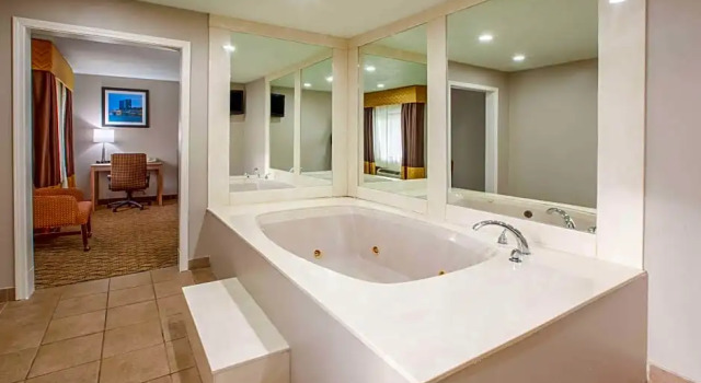 Четырёхместный люкс Baymont by Wyndham Grand Rapids Airport