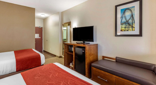 Четырёхместный люкс Comfort Suites Near Six Flags Magic Mountain