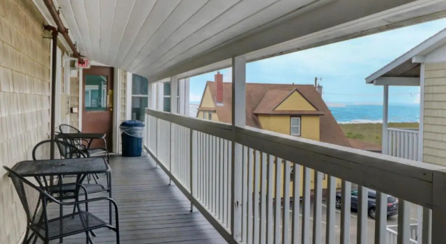 Четырёхместный номер Standard Waves Oceanfront Resort