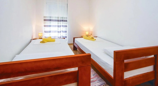 Stunning Home in Mali Rat With Wifi and 2 Bedrooms, Rezerwuj Hotel Hotele w Split-Dalmatia County z parkingiem, Parking