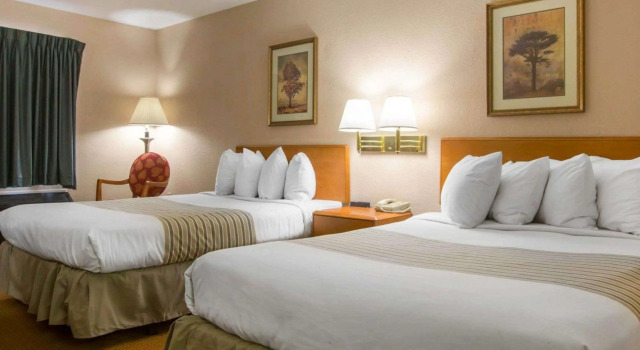 Четырёхместный номер Standard Econo Lodge Inn & Suites Columbus near Fort Benning