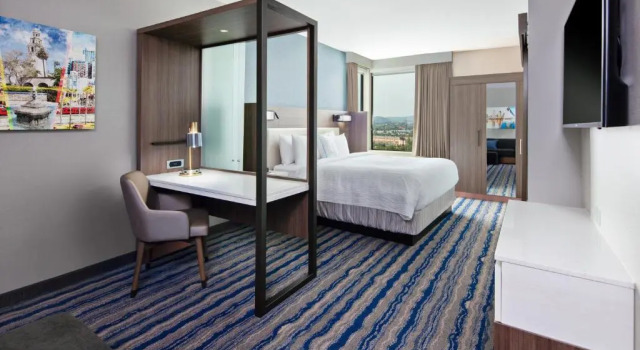 Люкс SpringHill Suites by Marriott Escondido Downtown