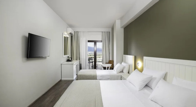 Трёхместный номер Superior с балконом Heaven Hotel