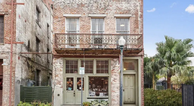1br/1ba w/ Exposed-brick Apt in DT Nola by Domio, Забронировать Отель Arts- Warehouse District Новый Орлеан, рядом с Казино Harrah's New Orleans