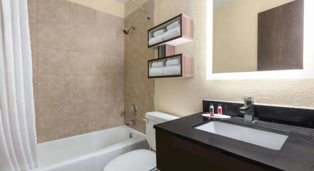 Номер Standard Howard Johnson by Wyndham Waterloo/Cedar Falls