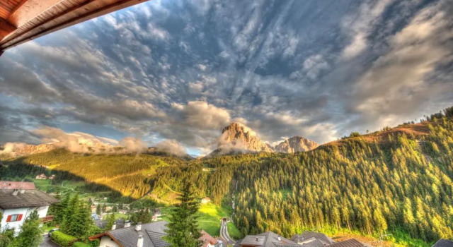 Enjoy Dolomites - Chalet, Забронировать Шале Отели Санта-Кристина-Вальгардена с парковкой, рядом с Parallel, Парковка