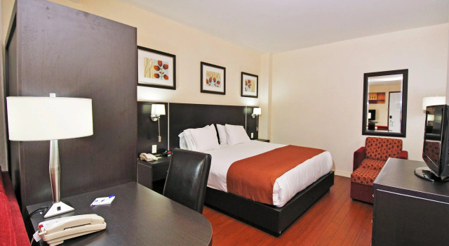 Люкс Holiday Inn & Suites Montreal Airport by IHG