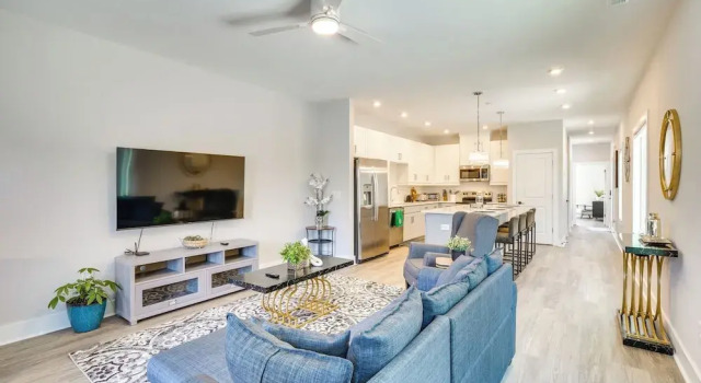 2 Mi to Duke University: Townhome in Durham!, Забронировать Апартаменты/квартира Дарем Raleigh-Durham Metropolitan Area, рядом с Mechanics &amp; Farmers Bank