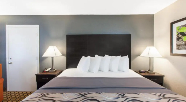 Номер Standard Days Inn by Wyndham Ennis