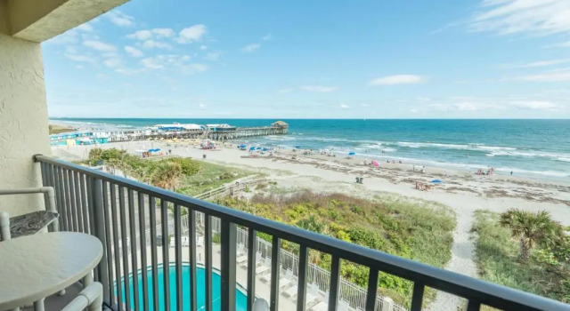 Апартаменты Пентхаус с 2 комнатами с видом на океан Chateau by the Sea - Cocoa Beach Oceanfront Pet-Friendly Condos with Rooftop Deck & Heated Pool