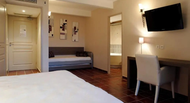 Трёхместный номер Standard Logis Hôtel Restaurant La Bergerie