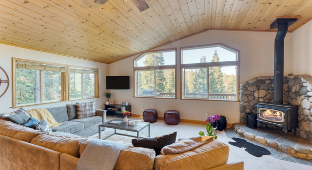 Golden Summit by Avantstay Stunning Secluded Cabin w/ Access to Tahoe Donner