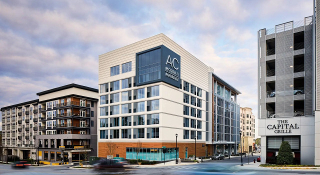 Кровать в общем номере AC Hotel by Marriott Raleigh North Hills