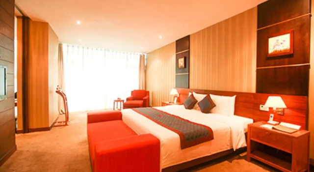Люкс с видом на город Petro Hotel