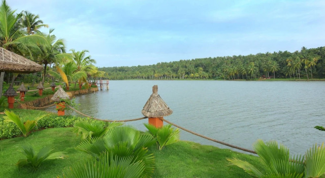 Вилла Premium с балконом и с видом на озеро Fragrant Nature Backwater Resort & Ayurveda Spa Kollam