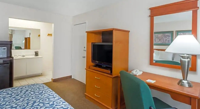 Номер Deluxe Days Inn by Wyndham Fort Myers Springs Resort