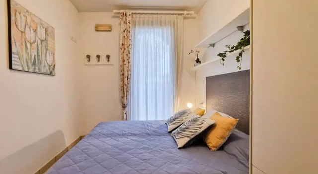 Апартаменты c 1 комнатой с видом на сад Colourful Flat With a Fenced Garden and Fireplace
