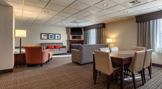 Люкс Цокольный этаж Comfort Suites Green Bay West