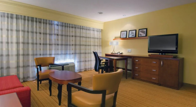 Люкс Courtyard by Marriott Madison East