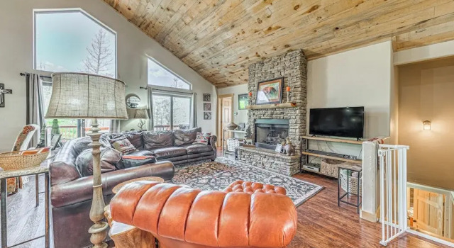 Коттедж Ruidoso Cabin w/ Hot Tub, 2 Mi to Grindstone Lake!
