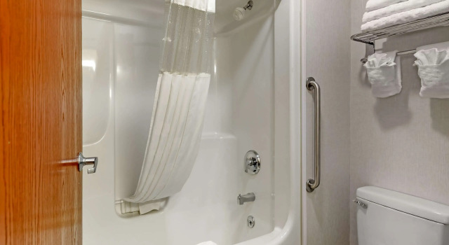 Четырёхместный люкс с 2 комнатами Best Western Plus Berkshire Hills Inn & Suites