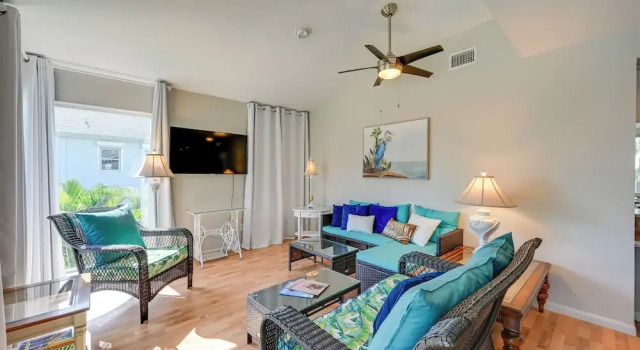 Коттедж с 2 комнатами с балконом Sunny Marco Island Gem w/ Shared Pool & Dock!