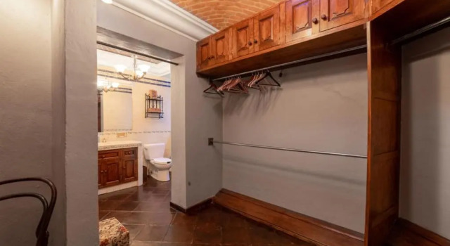 HOLT - Classic Chalet with Pool Overlooking Parroquia, Забронировать Шале Сан-Мигель-де-Альенде Гуанахуато, рядом с Las Monjas Temple