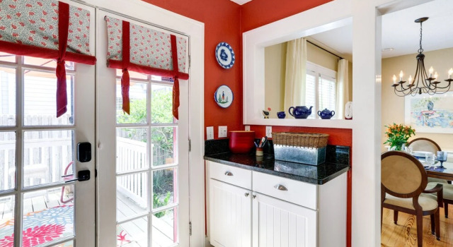 Коттедж Charming St Petersburg Bungalow 2 Mi to Downtown!