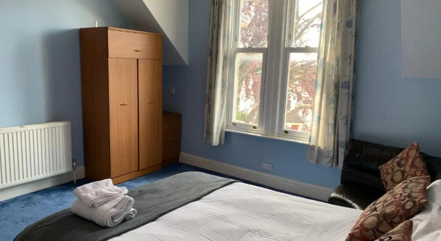 Spacious 5 Bed Apartment Ideal for Contractors with parking in Iffley, Oxford by BedsAway