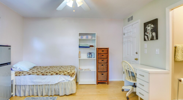 Walkable Studio in Pinellas Park w/ Desk & Patio, Book Lejlighed Pinellas Park Pinellas County