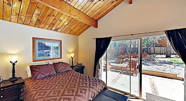 New Listing! Mountain Charmer W/ Large Yard 2 Bedroom Home, Забронировать Дом для отпуска Отели в центре Биг-Бэар-Сити, в центре