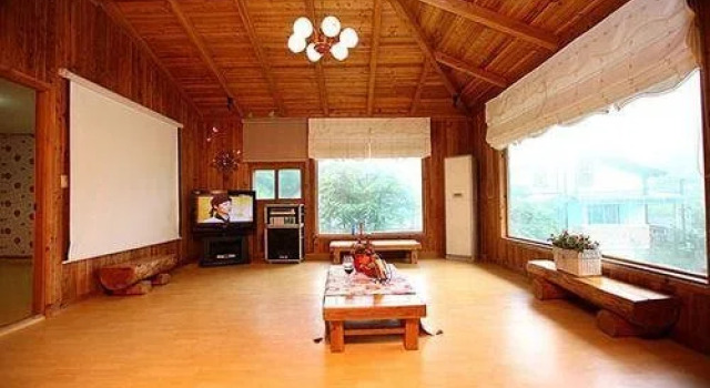 Gapyeong Lakeside View Pension, Забронировать Отель Чхонпхен Капхён, рядом с Тематический парк Petite France