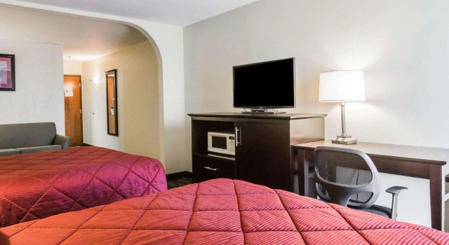 Четырёхместный люкс Quality Inn & Suites North Montgomery
