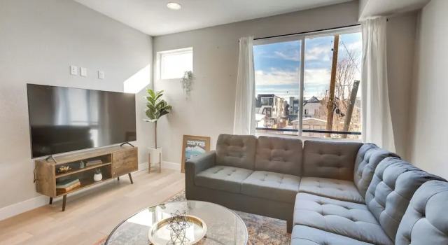 Mountain-view Rooftop Deck: Denver Townhome, Забронировать Отель Денвер Колорадо, рядом с Зал спортивной славы Колорадо