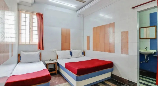 SVR Sai Priya by OYO Rooms, Забронировать Отель Отели штата Махараштры 3 звезды, 3*