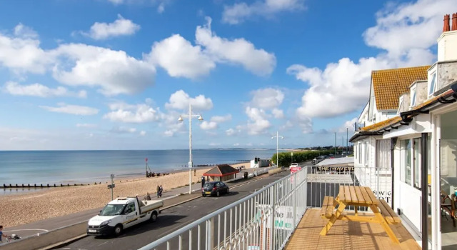 Апартаменты Stunning Beachfront Apt w Balcony Sea Views