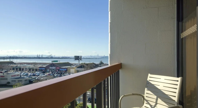 Четырёхместный номер Deluxe с балконом Four Points by Sheraton - San Francisco Bay Bridge