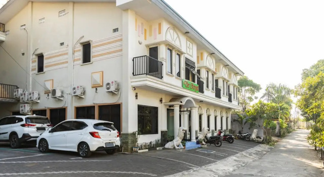 RedDoorz Plus @ Jalan Pumorow Manado, Book Hotel Billige hoteller i Sulawesi