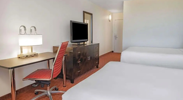 Четырёхместный номер Executive Wyndham Sacramento