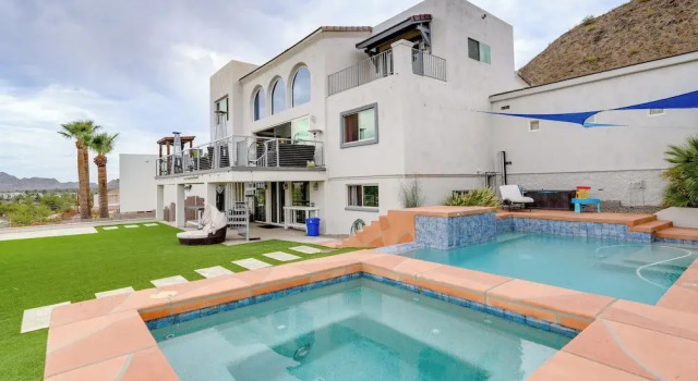 Коттедж Group-friendly Desert Escape! Putting Green, Pool