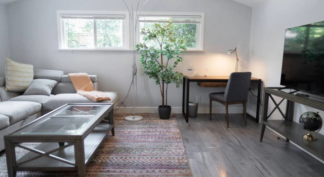 CHARMING UPGRADED 1-BEDROOM HOUSE IN GLENDALE  (p55)