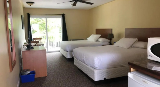Четырёхместный номер Standard Escarpment Heights Motel